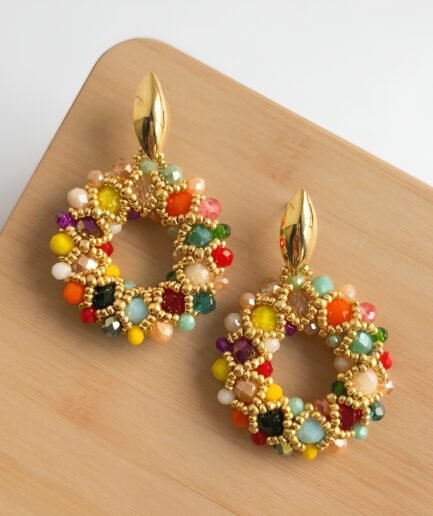 Aretes redondos multicolor tejidos a mano