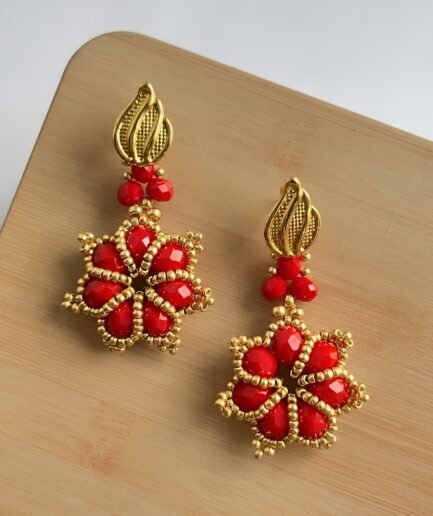 Aretes flor estrella en cristal rojo tejido a mano
