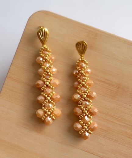 Aretes largos tipo espiga en cristal nude tejido a mano