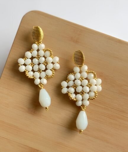 Aretes largos rombo en cristal blanco tejido a mano