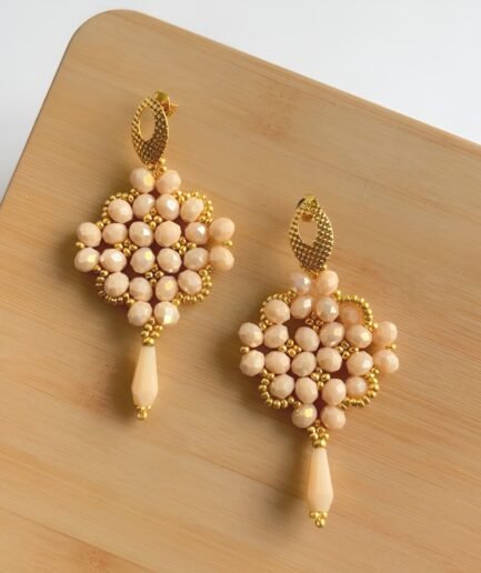 Aretes largos rombo en cristal nude tejido a mano