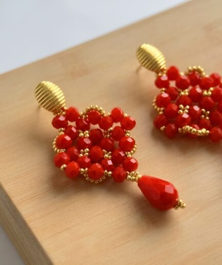Aretes largos rombo en cristal rojo tejido a mano