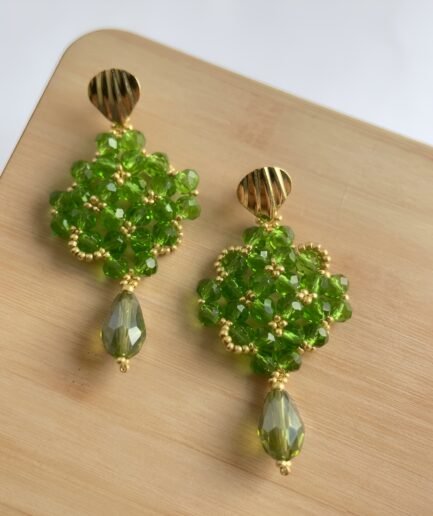 Aretes largos rombo en cristal verde tejido a mano
