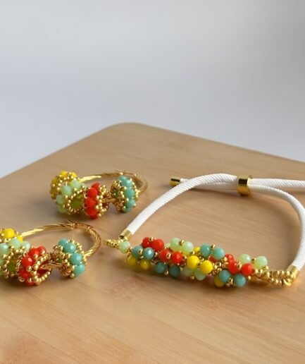 Set de pulsera y candongas tejidas a mano multicolor