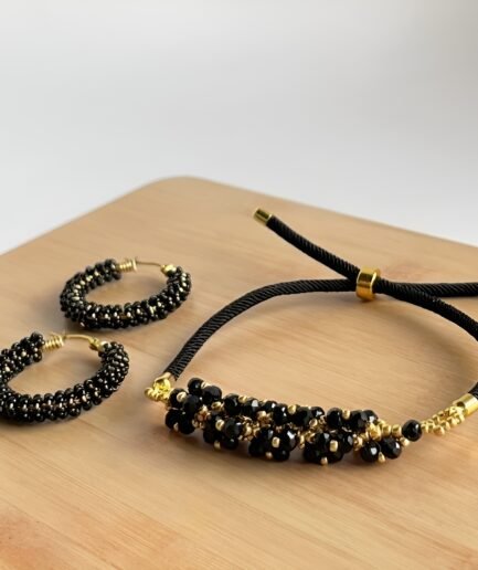 Set de pulsera y candongas negras tejidas a mano con cristales