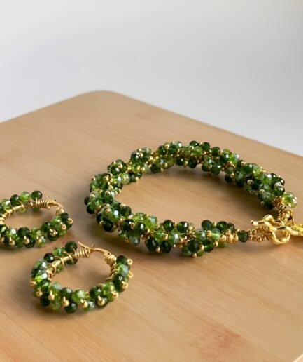 Set de pulsera y candongas en cristal verde tejido a mano