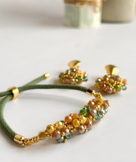 Set de pulsera y aretes en cristal multicolor con cordón verde