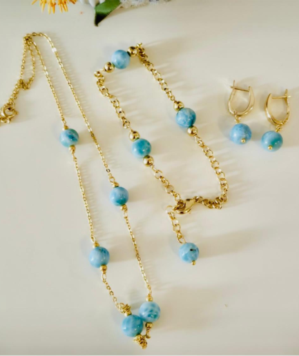 Set de collar quinteto, pulsera y aretes en larimar sobre cadena dorada