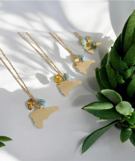 Collar mapa de República Dominicana en dorado con larimar y ámbar