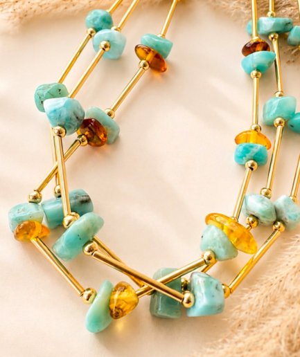 Collar triple en larimar y ámbar dominicano con tubos dorados