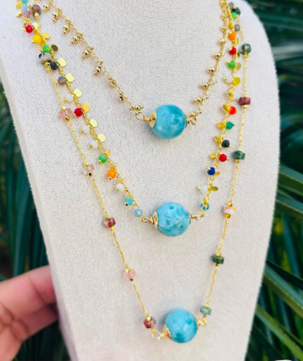 Collares de larimar sobre cadena de piedras multicolor (set de 3)